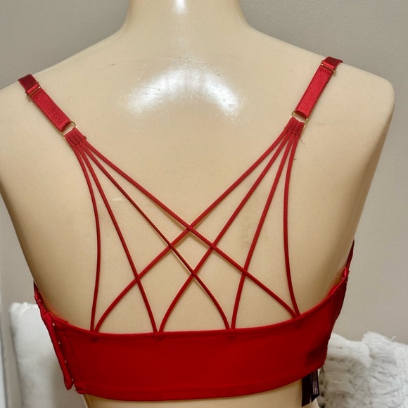 Victoria's Secret Underwire Strappy Unlined Plunge Bra NWT - Picture 2 of 2